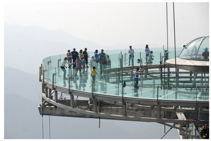 Прозрачная смотровая площадка в Китае для настоящих храбрецов. Фото
