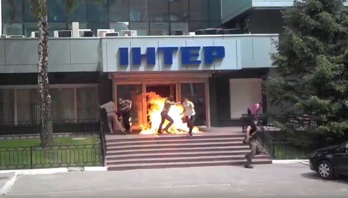 У офиса украинского телеканала подожгли шины. Видео