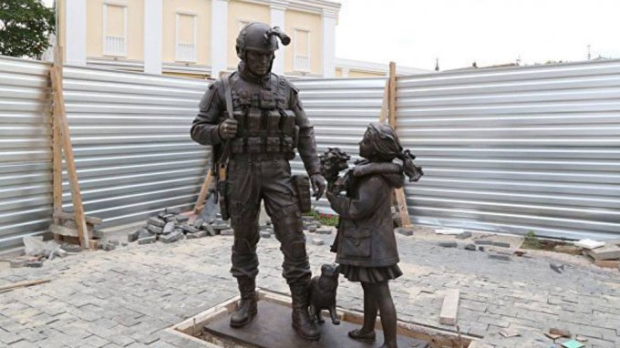 Журналист высмеял новый памятник военному в аннексированном Крыму