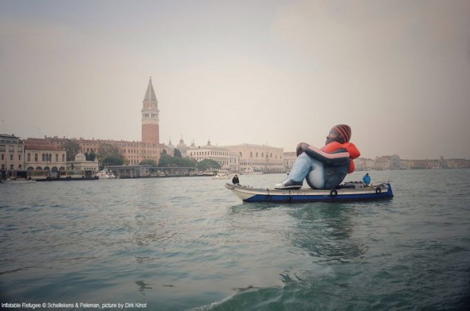 Необычный арт-объект: «Надувной беженец», плавающий по Европе. Фото