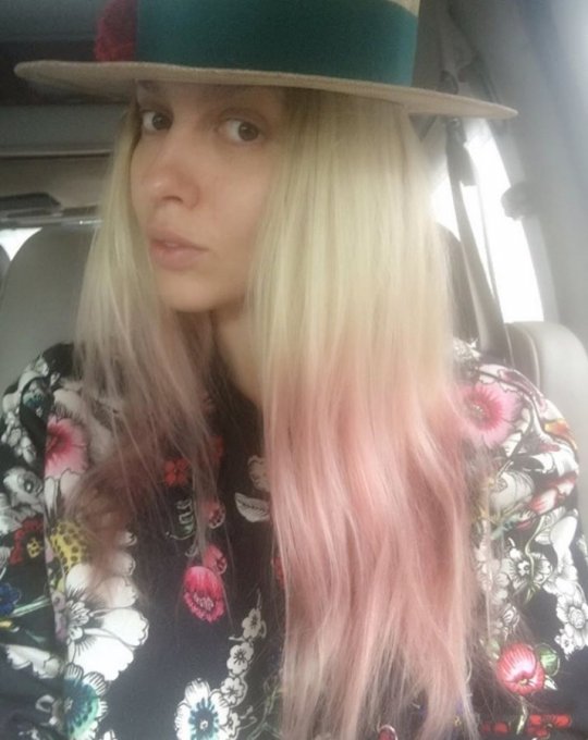 Оля Полякова без макияжа удивила розовыми волосами