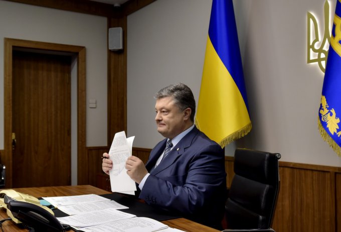 Порошенко выделил более трех миллиардов на восстановление Донбасса