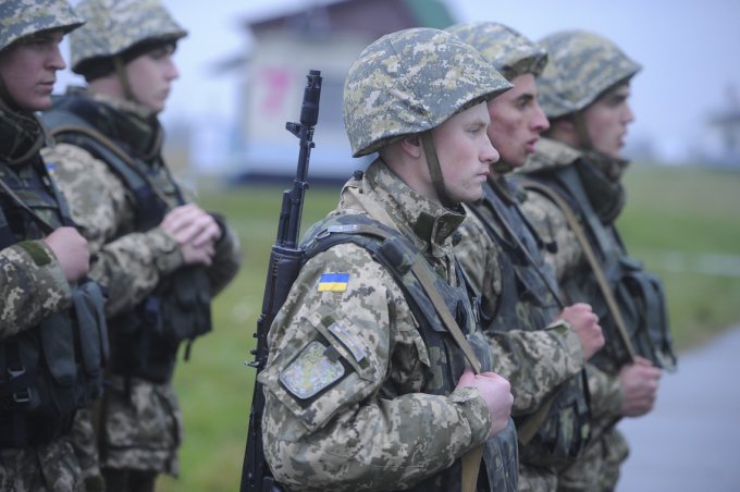 Порошенко разрешил иностранцам служить в украинской армии