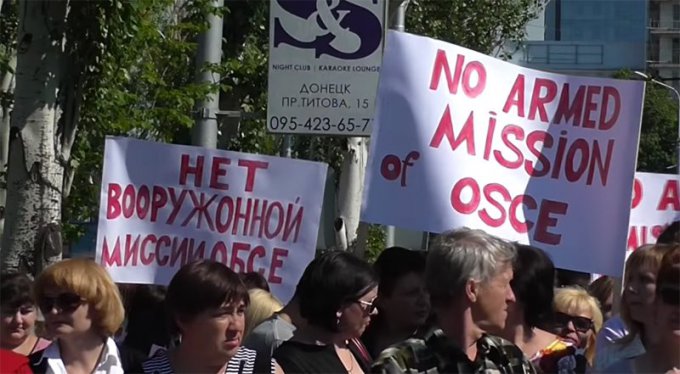 В Донецке на митинг принесли плакаты с ошибками. Видео 