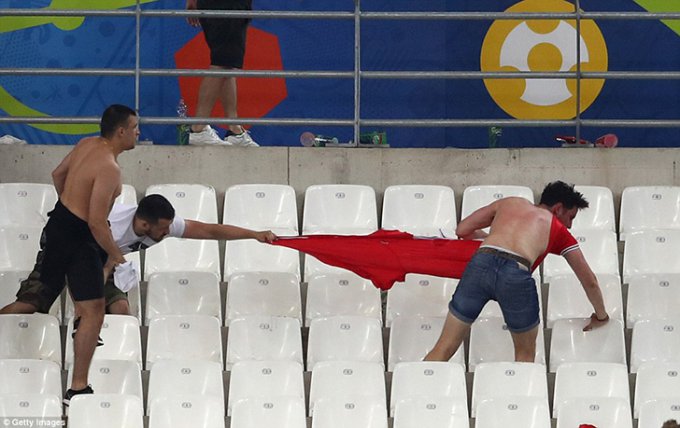 Кадры побоища между российскими и английскими фанатами на Евро-2016. Фото