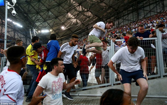 Кадры побоища между российскими и английскими фанатами на Евро-2016. Фото