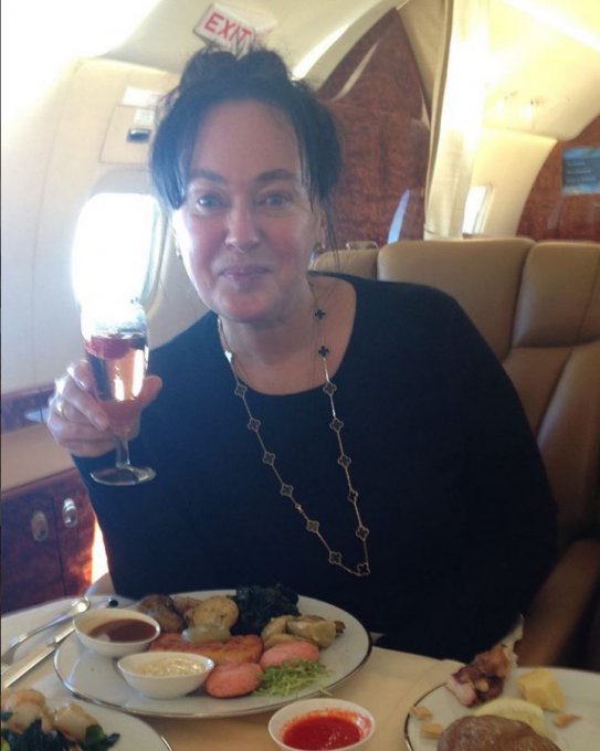 Лариса Гузеева без макияжа распивала шампанское в самолете