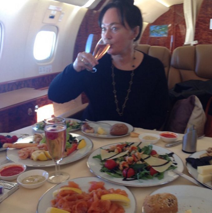 Лариса Гузеева без макияжа распивала шампанское в самолете