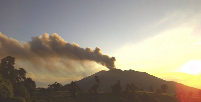 В Коста-Рике извергается огромный вулкан. Видео