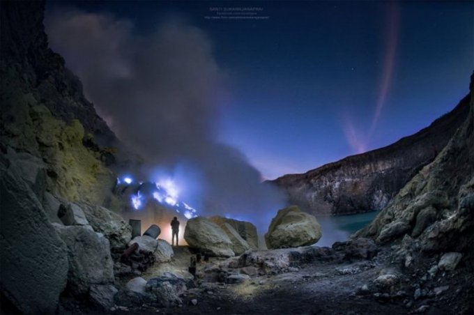  Удивительный вулкан в Индонезии, извергающий облака синего газа. Фото