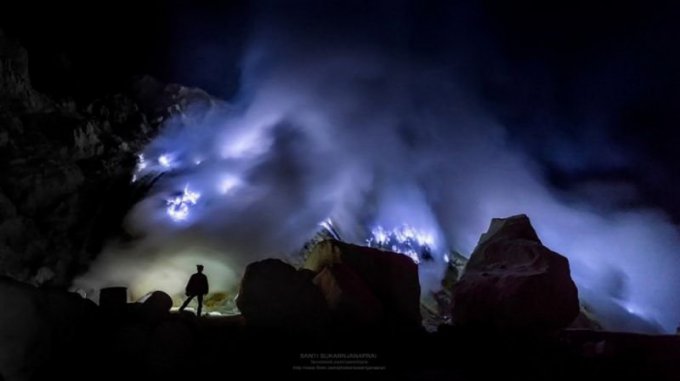  Удивительный вулкан в Индонезии, извергающий облака синего газа. Фото