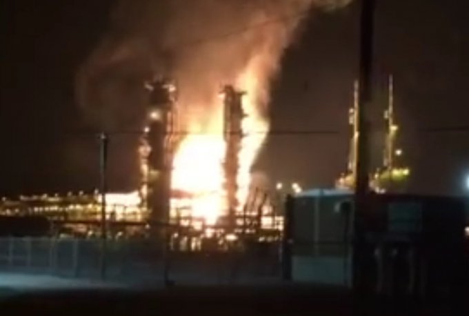 Пожар на газоперерабатывающем заводе в США. Видео