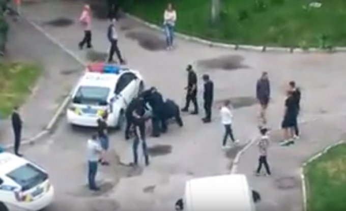 Во Львове произошла потасовка между патрульными и подростками. Видео