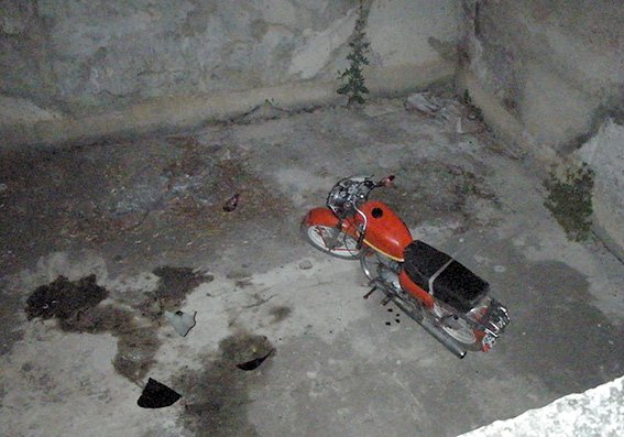 Смертельная авария на Хмельнитчине: мотоцикл упал в бетонный котлован
