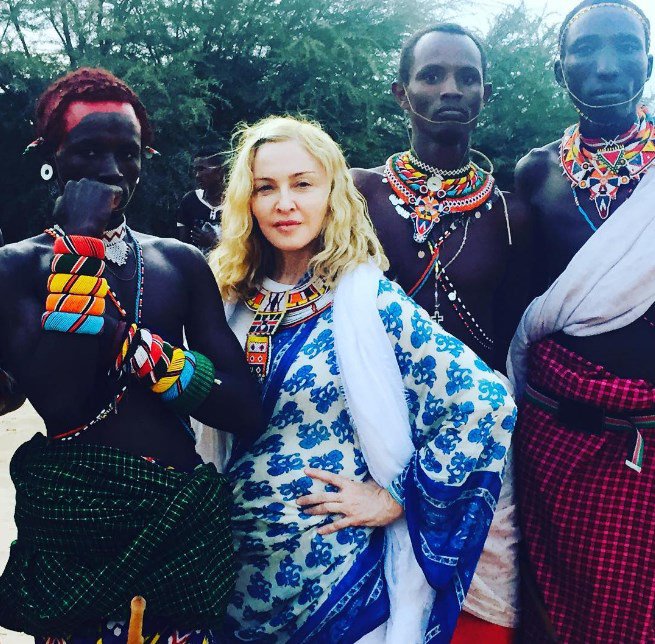 Мадонна удивила своим нарядом африканских аборигенов