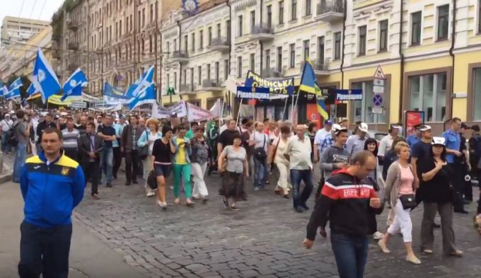 В Киеве тысячи людей протестуют против новых тарифов. Видео