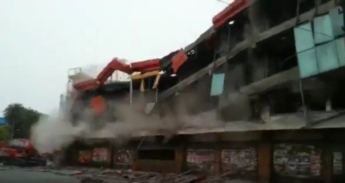 В Индии во время сноса торгового центра погибли люди. Видео