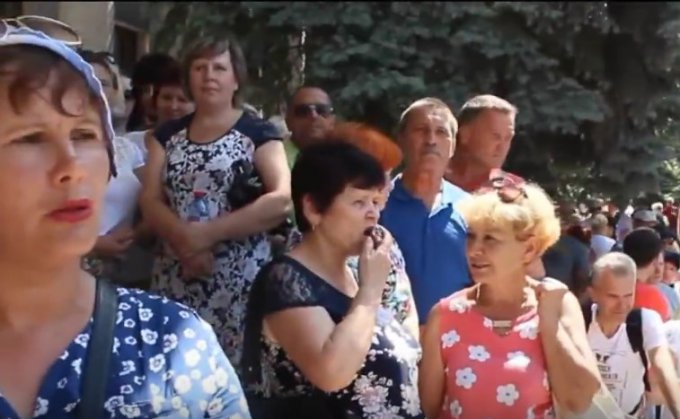 В оккупированной Горловке возмущенные жители вышли на митинг. Видео