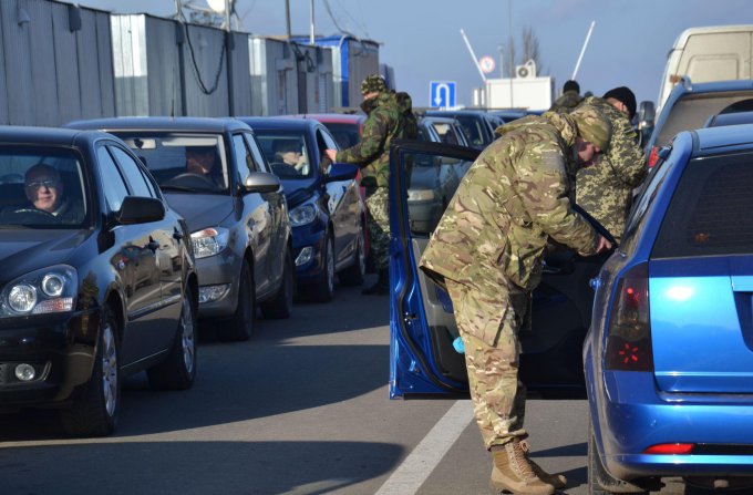 Пограничники в Марьинке перехватили контрабанду на 500 тысяч гривен. Видео