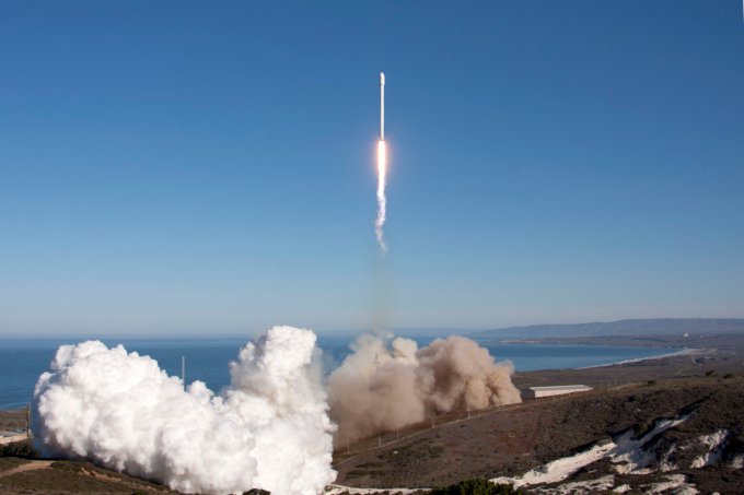Фотограф-подросток сделал впечатляющие снимки запуска ракеты Falcon. Фото