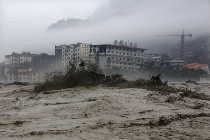 Более 100 человек погибло вследствие наводнения в Китае. Видео