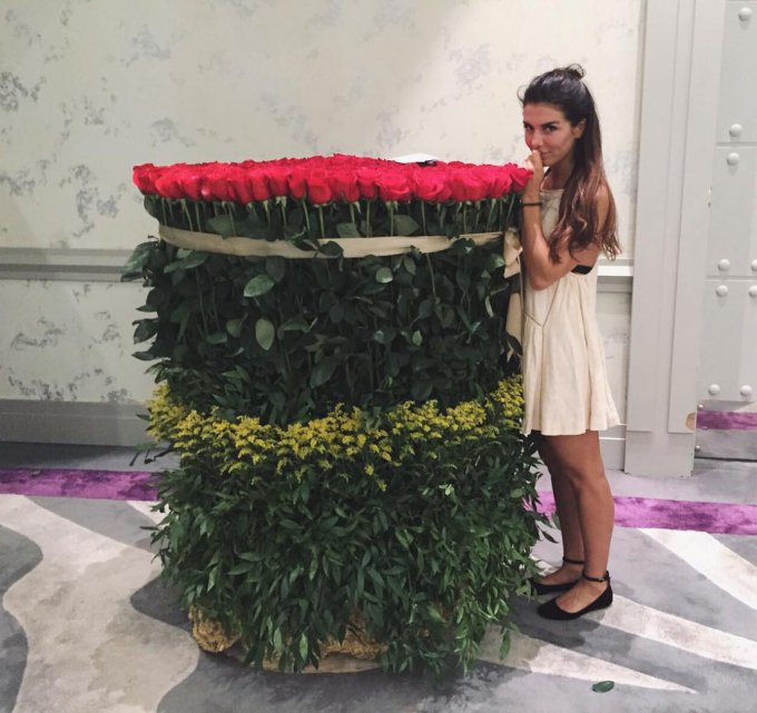 Анне Седоковой подарили гигантский букет роз