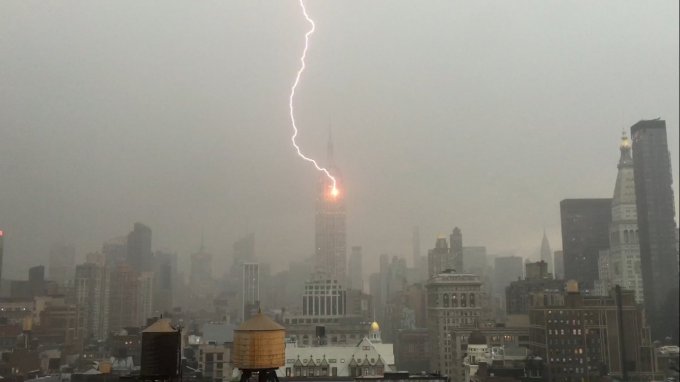 В Нью-Йорке показали как молния бьет в Эмпайр-стейт-билдинг. Видео