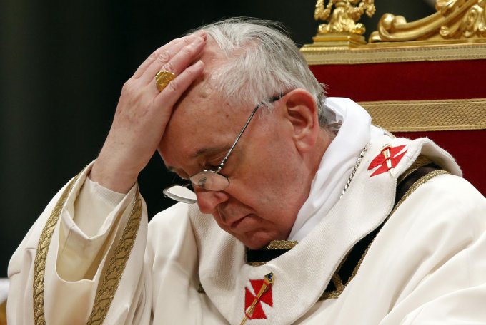 Папа римский споткнулся во время церемонии. Видео