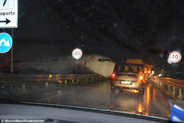 В Италии грузовой «Боинг» остановился на шоссе. Фото