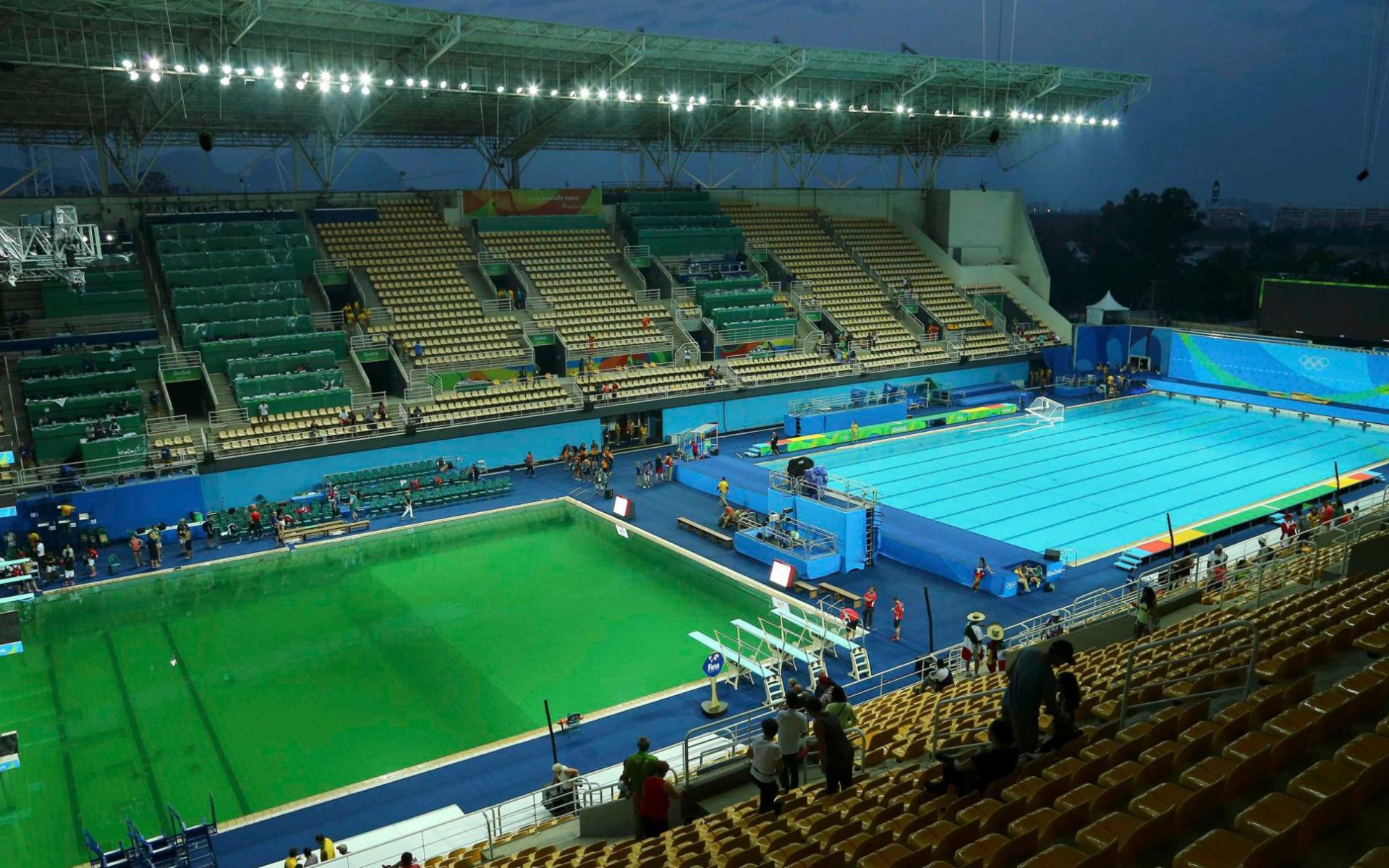 Вода в бассейне на Олимпиаде позеленела во время соревнований. Фото