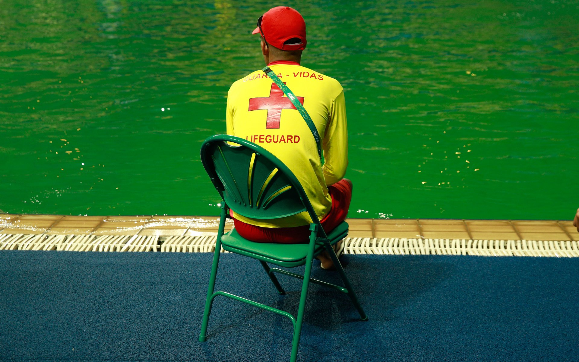 Вода в бассейне на Олимпиаде позеленела во время соревнований. Фото