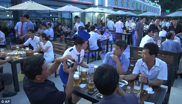 В КНДР открылся первый местный фестиваль пива. Фото