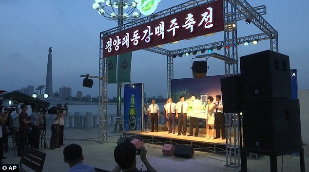 В КНДР открылся первый местный фестиваль пива. Фото