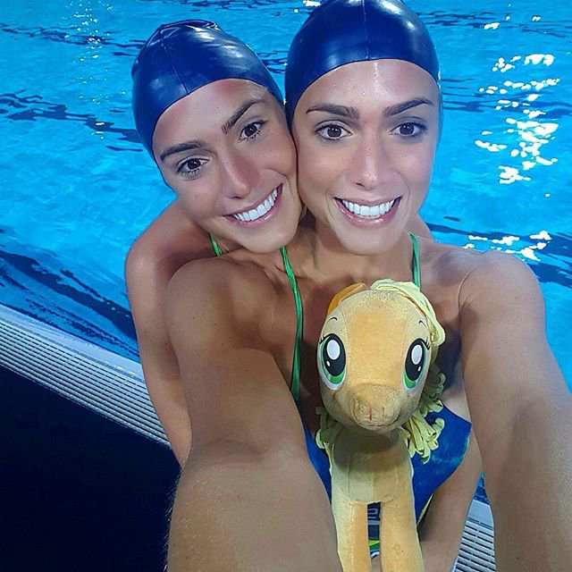 Синхронистки-близнецы из олимпийской сборной Бразилии все делают вдвоем. Фото