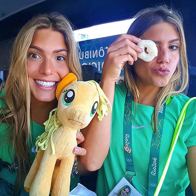 Синхронистки-близнецы из олимпийской сборной Бразилии все делают вдвоем. Фото