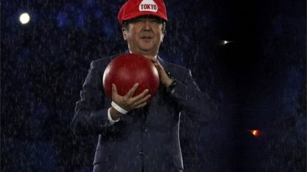 Премьер Японии принял олимпийскую эстафету в костюме супер-Марио. Фото