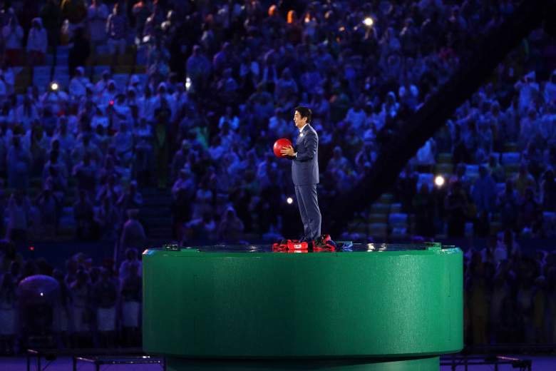 Премьер Японии принял олимпийскую эстафету в костюме супер-Марио. Фото