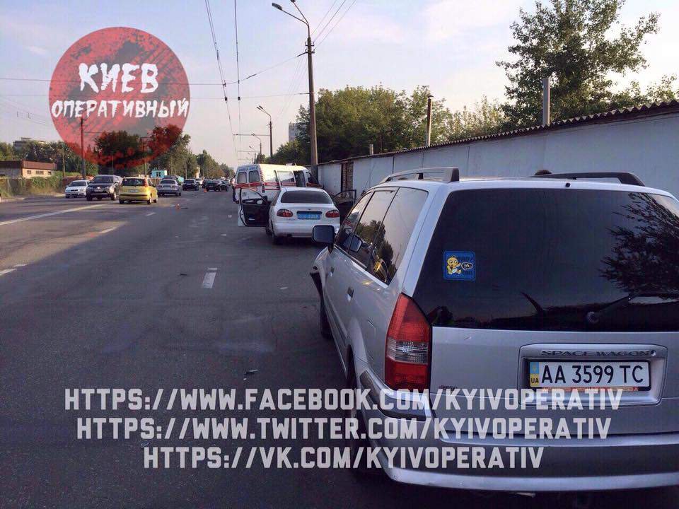 В Киеве легковой автомобиль столкнулся с машиной «скорой помощи»