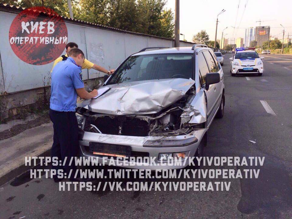 В Киеве легковой автомобиль столкнулся с машиной «скорой помощи»
