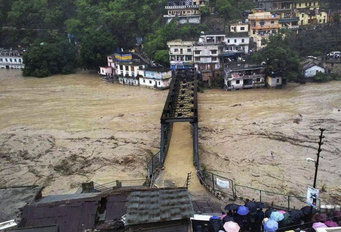 Наводнение в Индии - пропало 22 человека. Видео