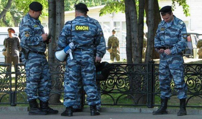 В Москве 53-летнего человека судят за избиение трех бойцов ОМОНа