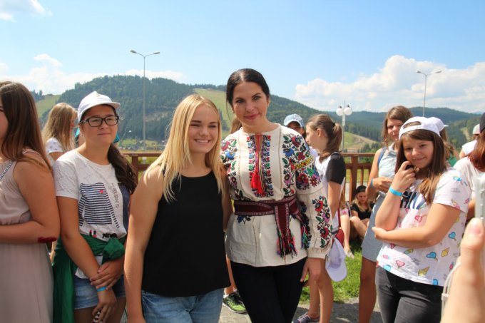 Влада Литовченко встретилась с детьми из карпатского Артека