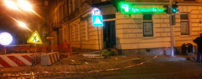 «Приватбанк» заплатит 25 тысяч за поимку виновных в подрыве банкомата во Львове