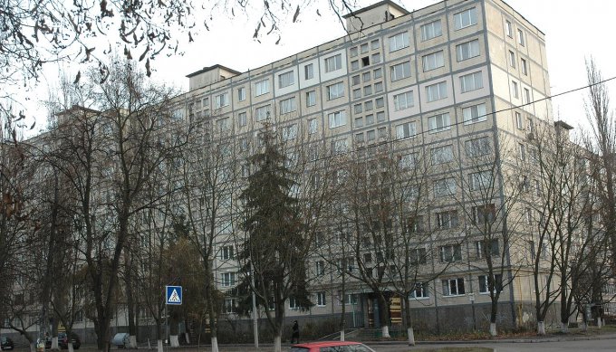 В Киеве человек выпал с шестого этажа
