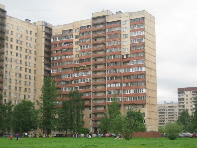 В Петербурге ФСБ штурмовала дом, где укрывались террористы