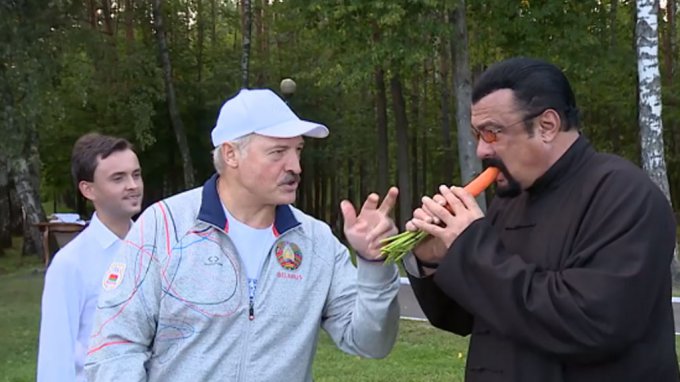 Стивен Сигал побывал в гостях у Лукашенко и съел морковку