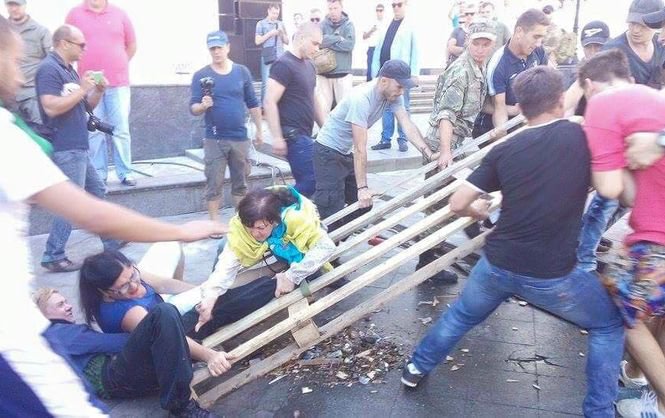 В центре Одессы произошло столкновение при разгоне палаточного городка