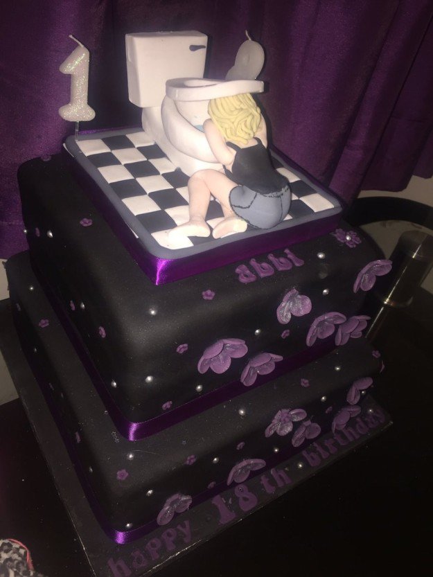 Мама проучила беспутную дочь, подарив необычный торт на день рождения. Фото