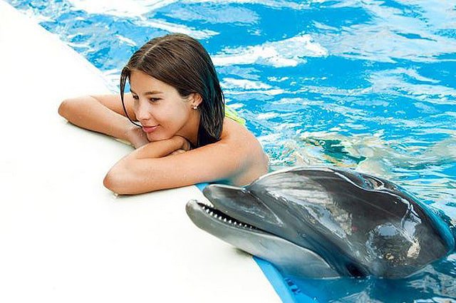 Кэти Топурия отпраздновала 30-летие в компании дельфинов