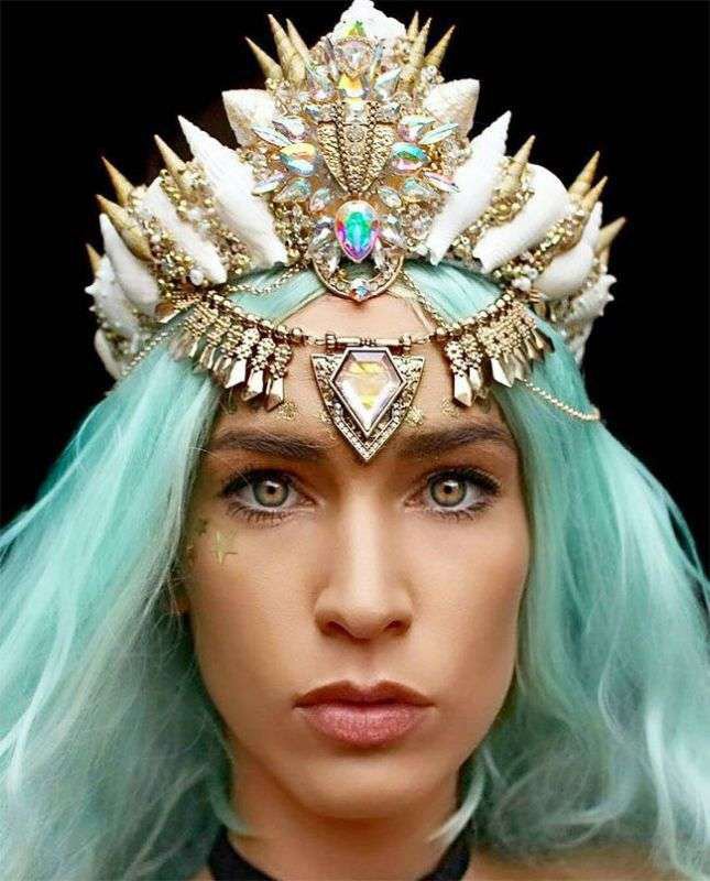 Австралийский дизайнер делает короны из ракушек. Фото